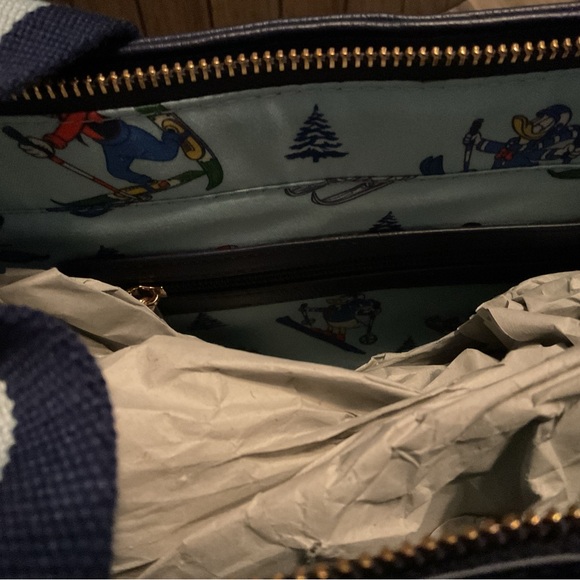 Disney Her Universe Mickey and Friends Ski Tote With Wristlet NWT - Picture 4 of 7